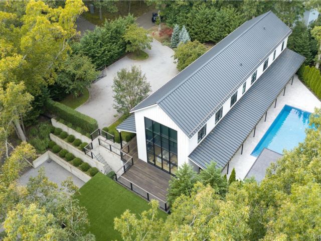  4 BR,  7.00 BTH &nbsp;Modern style home in Shelter Island Heights