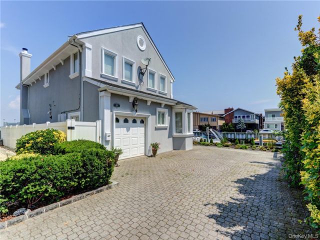  3 BR,  3.00 BTH &nbsp;Colonial style home in Long Beach