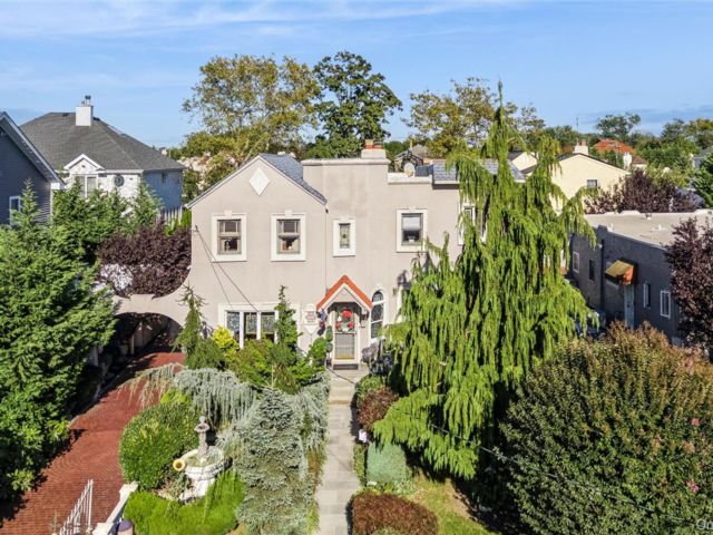  4 BR,  4.00 BTH &nbsp;Colonial style home in Merrick