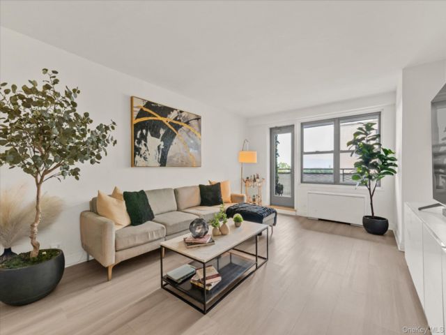  1 BR,  1.00 BTH &nbsp;High rise style home in Kew Gardens