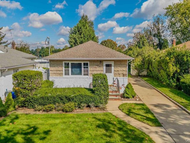  3 BR,  2.00 BTH &nbsp;Ranch style home in Lynbrook