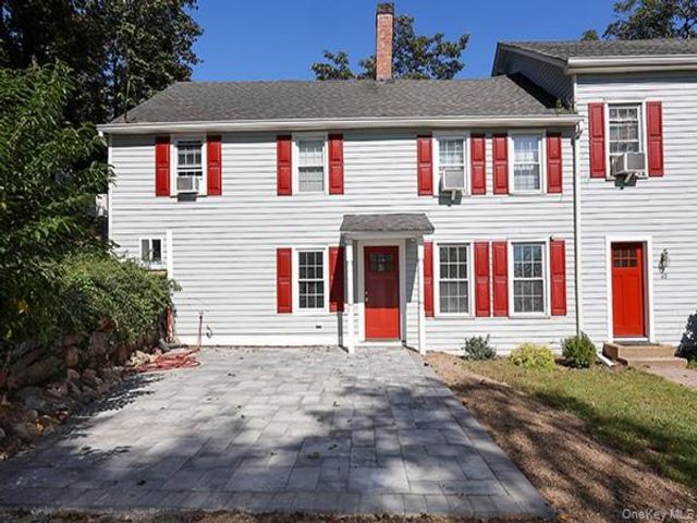  3 BR,  2.00 BTH &nbsp;Farmhouse style home in Glen Cove