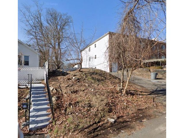 Lot <b>Size:</b>  &nbsp;House style home in Dreiser Loop