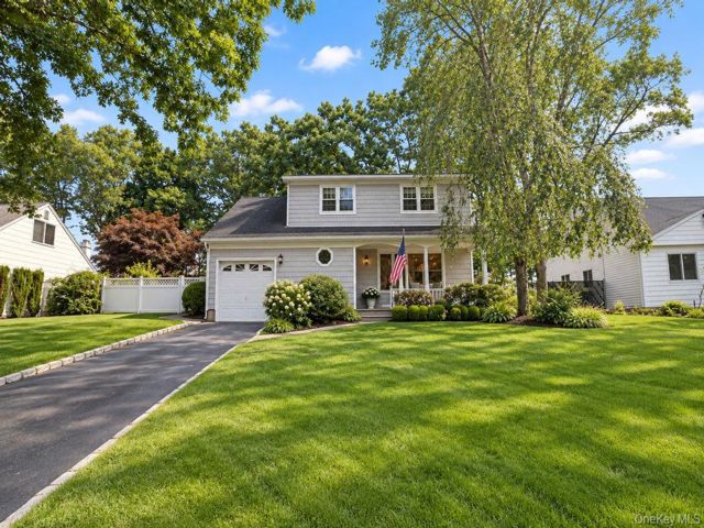  4 BR,  2.00 BTH &nbsp;Colonial style home in Nesconset