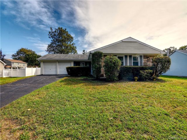  3 BR,  2.00 BTH &nbsp;Ranch style home in Lake Grove