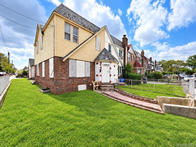  3 BR,  1.00 BTH &nbsp;Colonial style home in Saint Albans