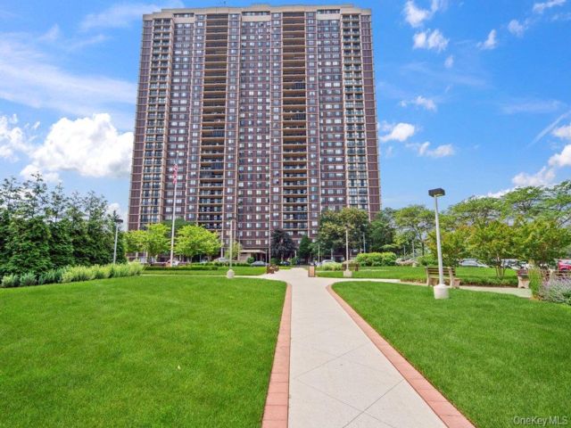  2 BR,  3.00 BTH &nbsp;High rise style home in Floral Park