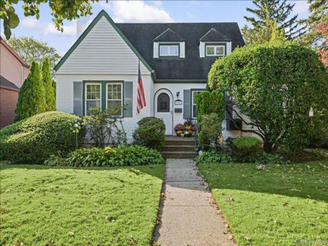  4 BR,  1.00 BTH &nbsp;Cape cod style home in Merrick
