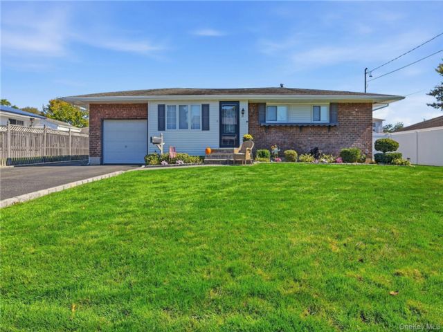  3 BR,  2.00 BTH &nbsp;Ranch style home in Deer Park