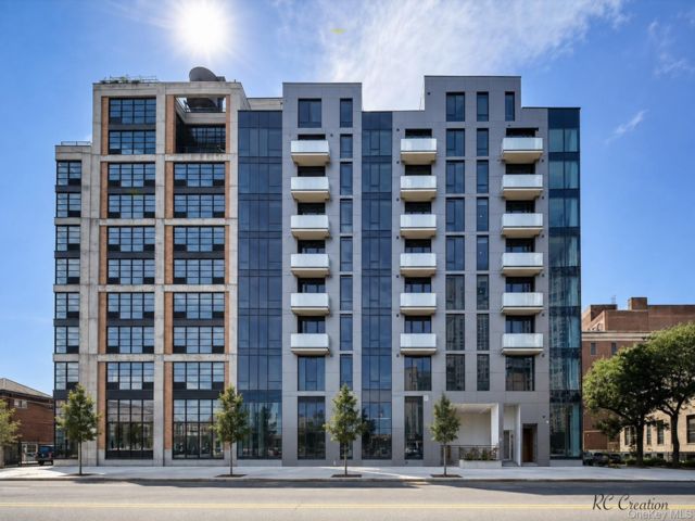  2 BR,  2.00 BTH &nbsp;Contemporary style home in Long Island City