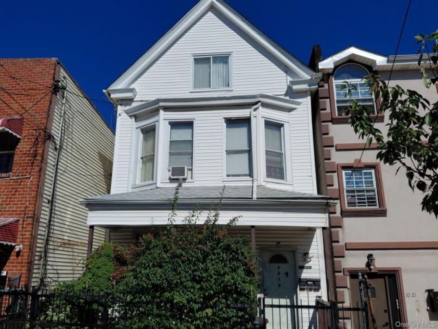 5 BR,  3.00 BTH &nbsp;Colonial style home in Esplanade