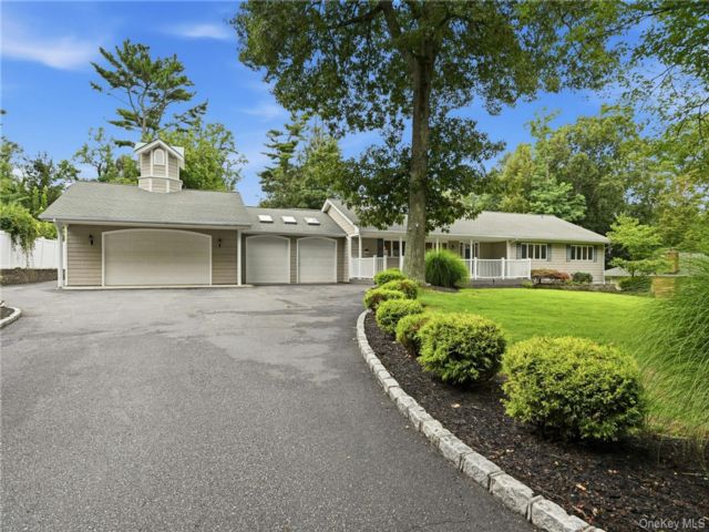  3 BR,  3.00 BTH &nbsp;Exp ranch style home in Sound Beach