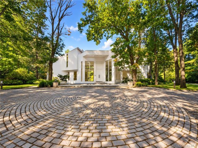  5 BR,  7.00 BTH &nbsp;Contemporary style home in Old Westbury