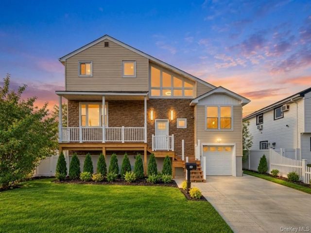  4 BR,  3.00 BTH &nbsp;Split level style home in Freeport