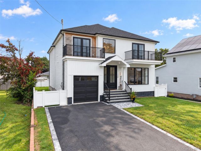  5 BR,  3.00 BTH &nbsp;Colonial style home in Lindenhurst