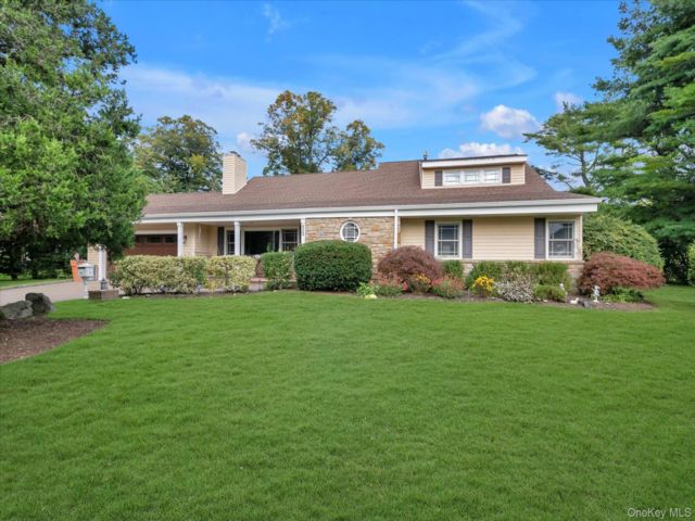 5 BR,  4.00 BTH &nbsp;Exp ranch style home in Hewlett Harbor