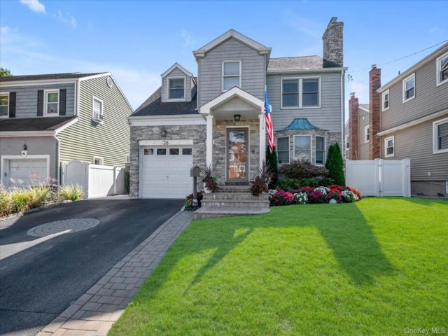  3 BR,  2.00 BTH &nbsp;Colonial style home in East Rockaway