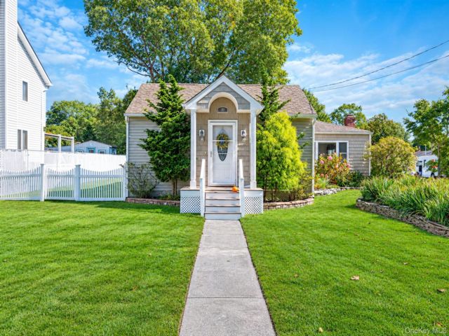  3 BR,  2.00 BTH &nbsp;Ranch style home in Holtsville