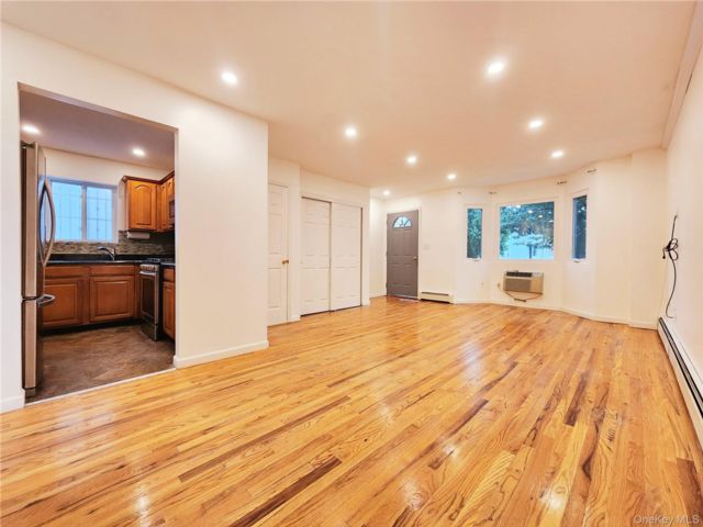  3 BR,  2.00 BTH &nbsp;Includes legal  style home in Woodhaven