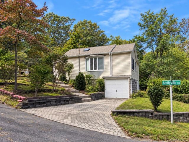  2 BR,  2.00 BTH &nbsp;Ranch style home in Sound Beach