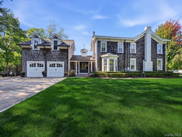  4 BR,  4.00 BTH &nbsp;Colonial style home in Bayport