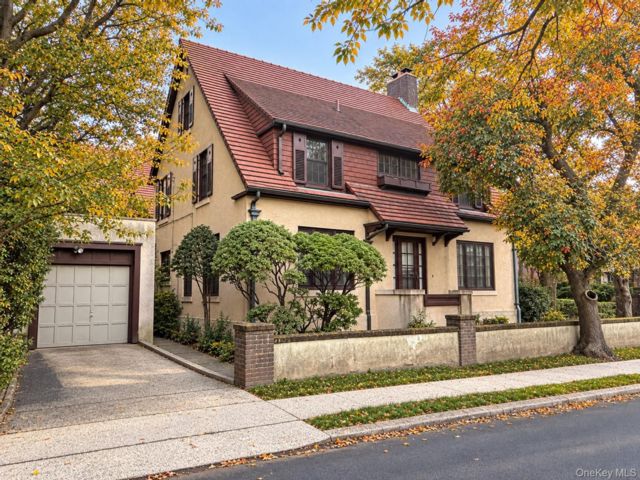  5 BR,  3.00 BTH &nbsp;Other style home in Forest Hills