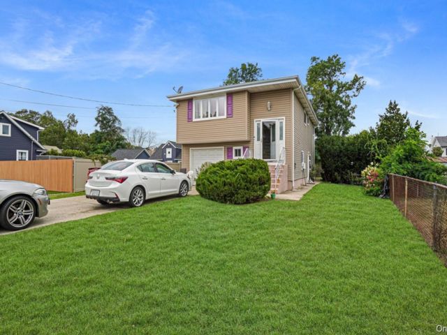  3 BR,  1.00 BTH &nbsp;Hi ranch style home in Bay Shore