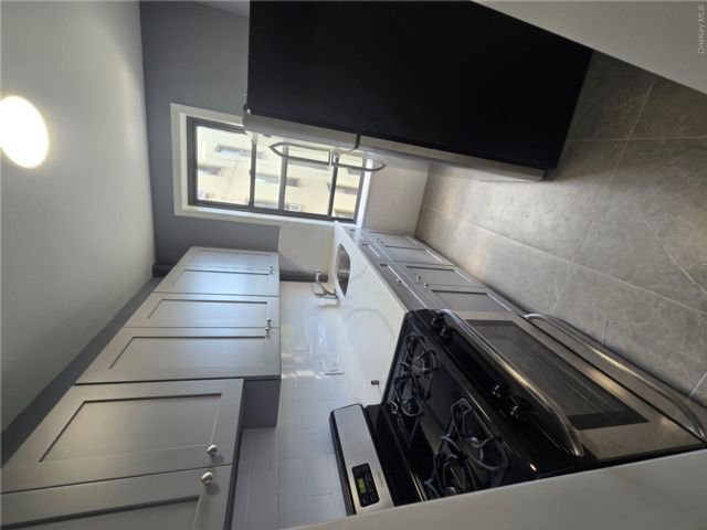  2 BR,  1.00 BTH &nbsp;High rise style home in Woodside