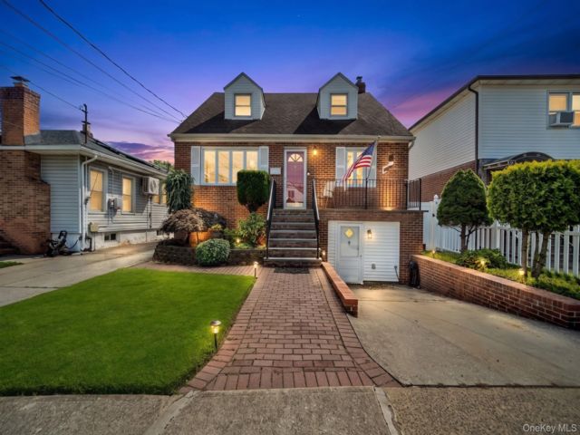  5 BR,  3.00 BTH &nbsp;Exp cape style home in Floral Park