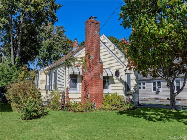  4 BR,  2.00 BTH &nbsp;Cape cod style home in Patchogue