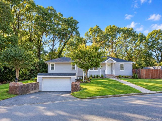  4 BR,  2.00 BTH &nbsp;Raised ranch style home in Selden