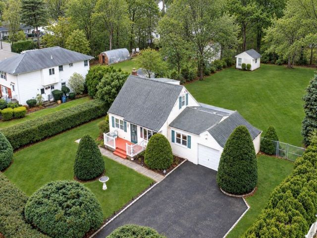[Mastic Real Estate, listing number 7350116]