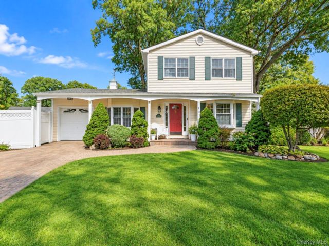  4 BR,  2.00 BTH &nbsp;Colonial style home in Lake Grove