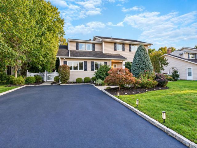  4 BR,  4.00 BTH &nbsp;Split ranch style home in Kings Park