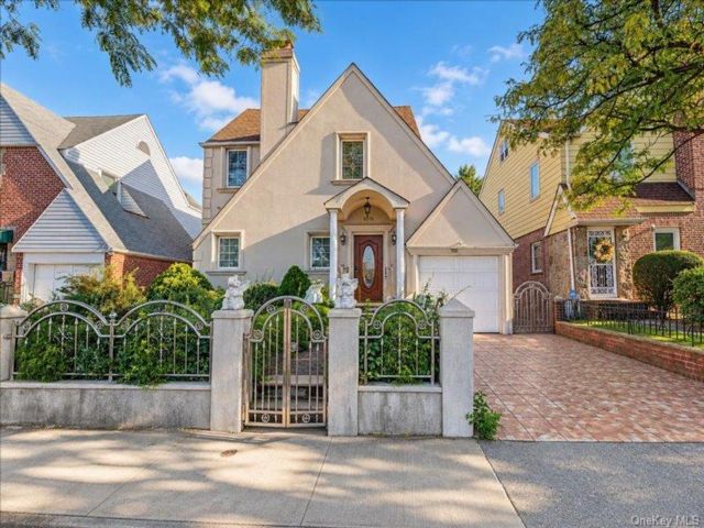  4 BR,  4.00 BTH &nbsp;Contemporary style home in Rego Park