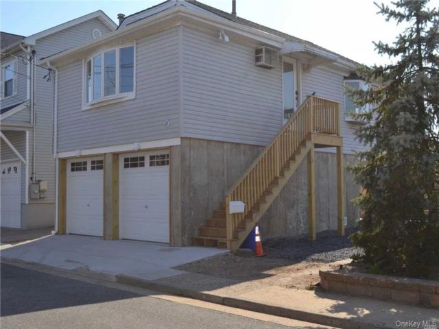  2 BR,  2.00 BTH &nbsp;Bungalow style home in Freeport