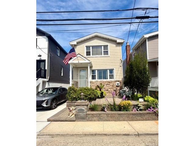  2 BR,  2.00 BTH &nbsp;Traditional style home in Freeport