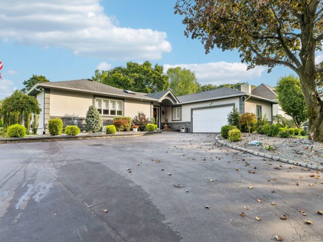  3 BR,  3.00 BTH &nbsp;Ranch style home in Dix Hills