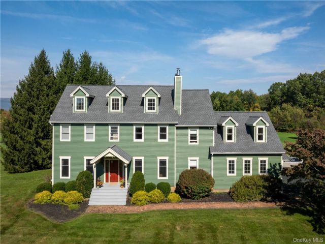  4 BR,  4.00 BTH &nbsp;Colonial style home in Wallkill