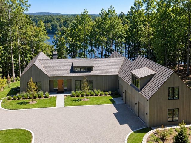  5 BR,  7.00 BTH &nbsp;Estate style home in Sloatsburg