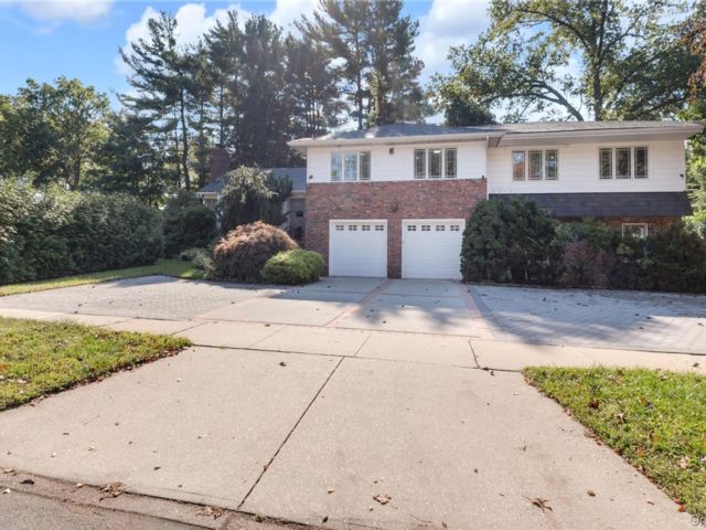  6 BR,  5.00 BTH &nbsp;Contemporary style home in Garden City