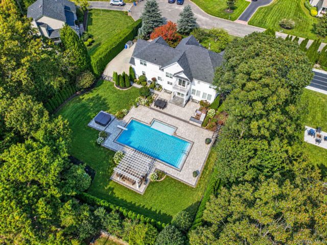  5 BR,  3.00 BTH &nbsp;Colonial style home in Wading River