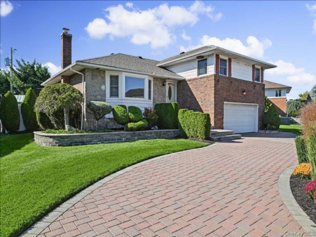  3 BR,  3.00 BTH &nbsp;Split level style home in Westbury