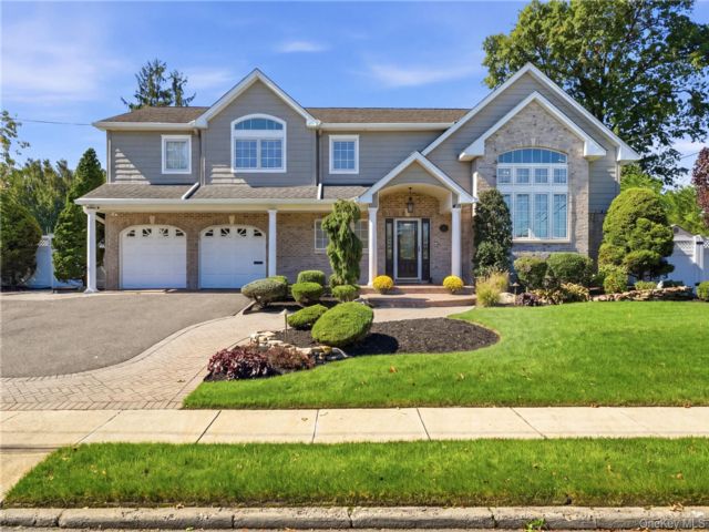  5 BR,  3.00 BTH &nbsp;Split level style home in Massapequa Park