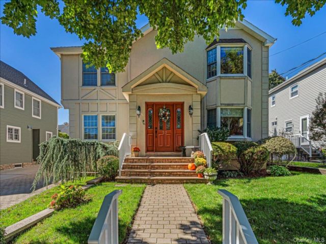  5 BR,  5.00 BTH &nbsp;Colonial style home in Floral Park