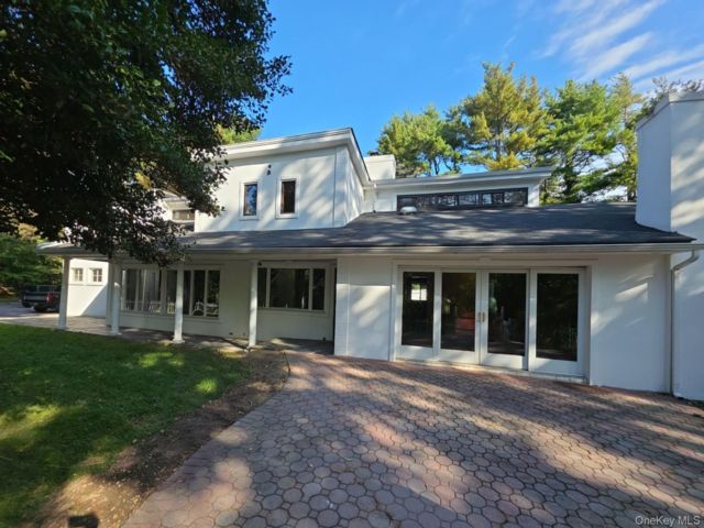  6 BR,  5.00 BTH &nbsp;Contemporary style home in Cold Spring Harbor