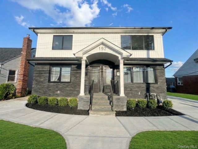  3 BR,  2.00 BTH &nbsp;Exp cape style home in Mineola