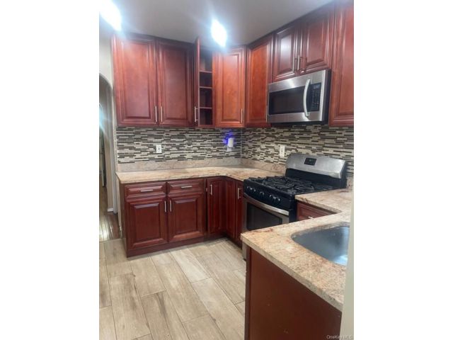  1 BR,  1.00 BTH &nbsp;Contemporary style home in Woodhaven