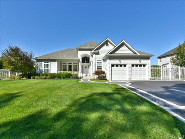  3 BR,  3.00 BTH &nbsp;Ranch style home in Ridge