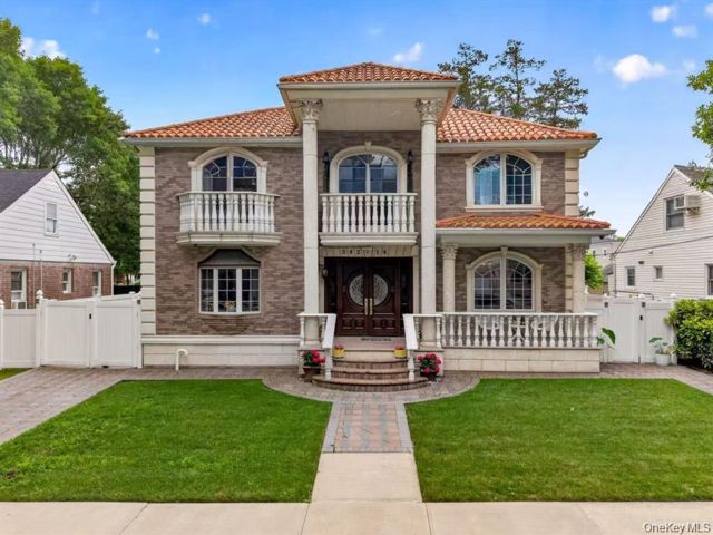  5 BR,  5.00 BTH &nbsp;Colonial style home in Bellerose